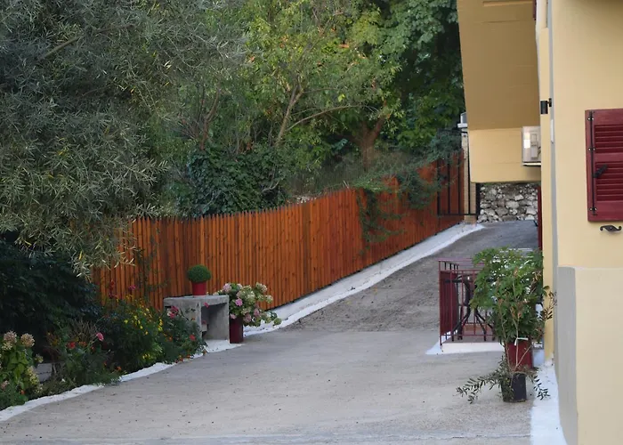 To Agridi Tsoukaládhes